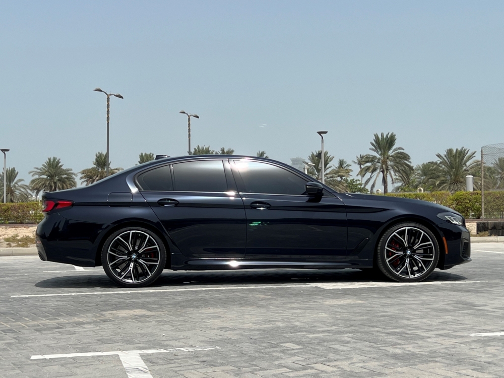 zwart BMW 540i 2023