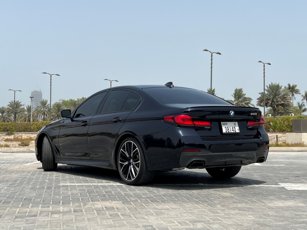 Negro BMW 540i 2023