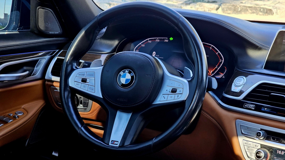 Черный BMW 730Ли 2020 год