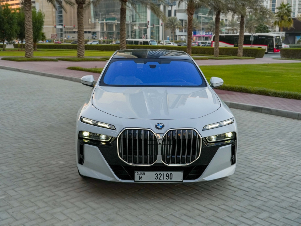 Белый BMW 735i 2023 год