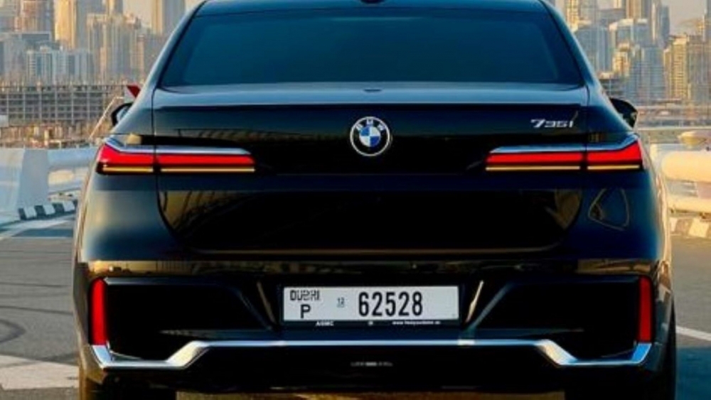 Черный BMW 735i 2023