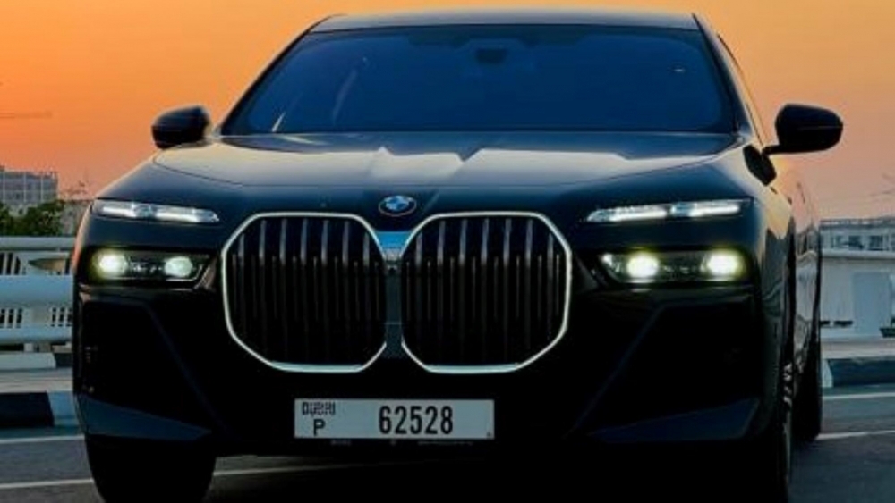 Черный BMW 735i 2023