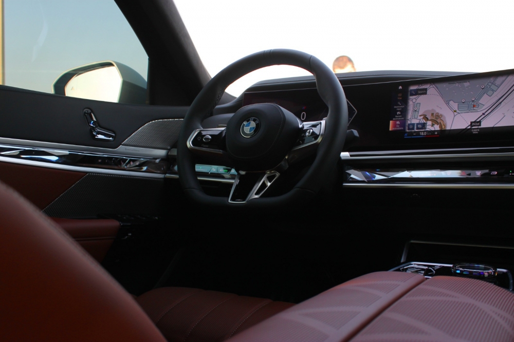 Серый BMW 735i 2023 год