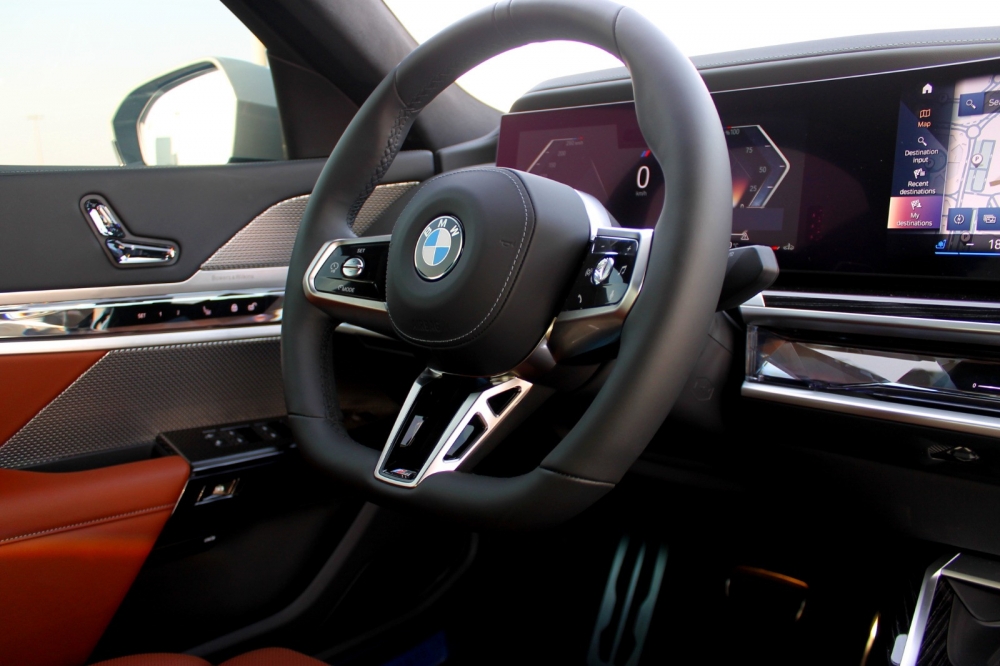 Серый BMW 735i 2023 год