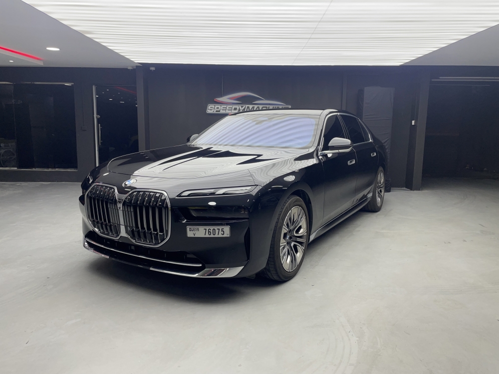 Черный BMW 735i 2023 год