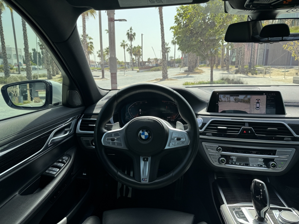 Белый BMW 740Li M Комплект 2021 год