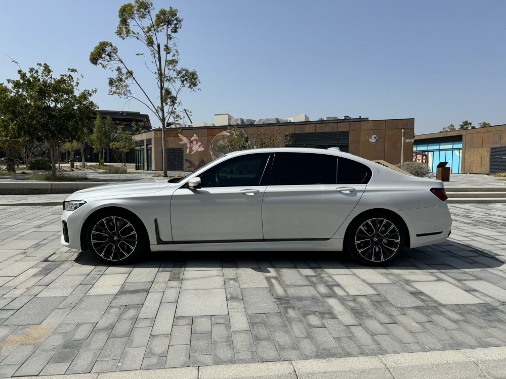 White BMW 740Li M Kit 2021
