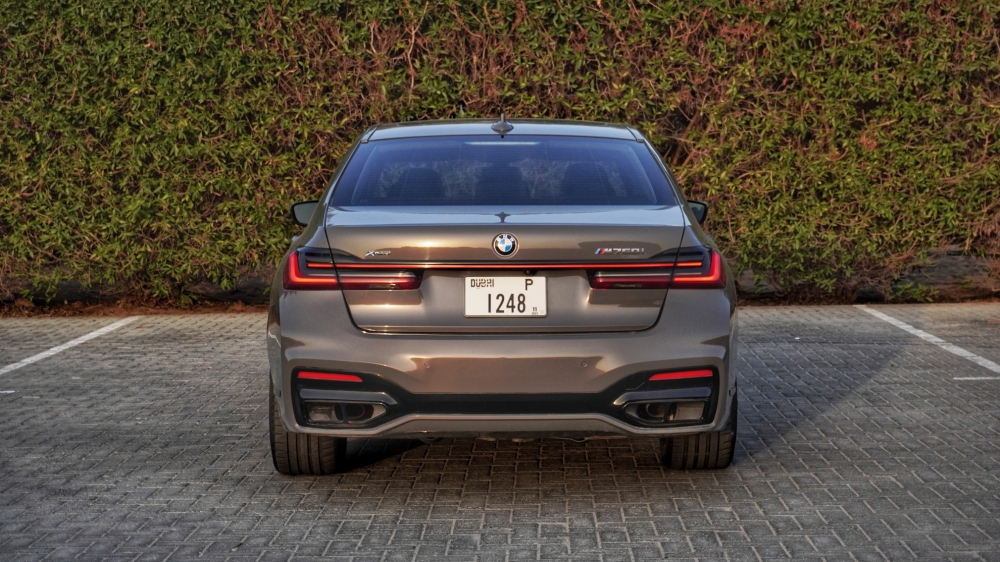 Серый металлик BMW 740Ли 2020 год