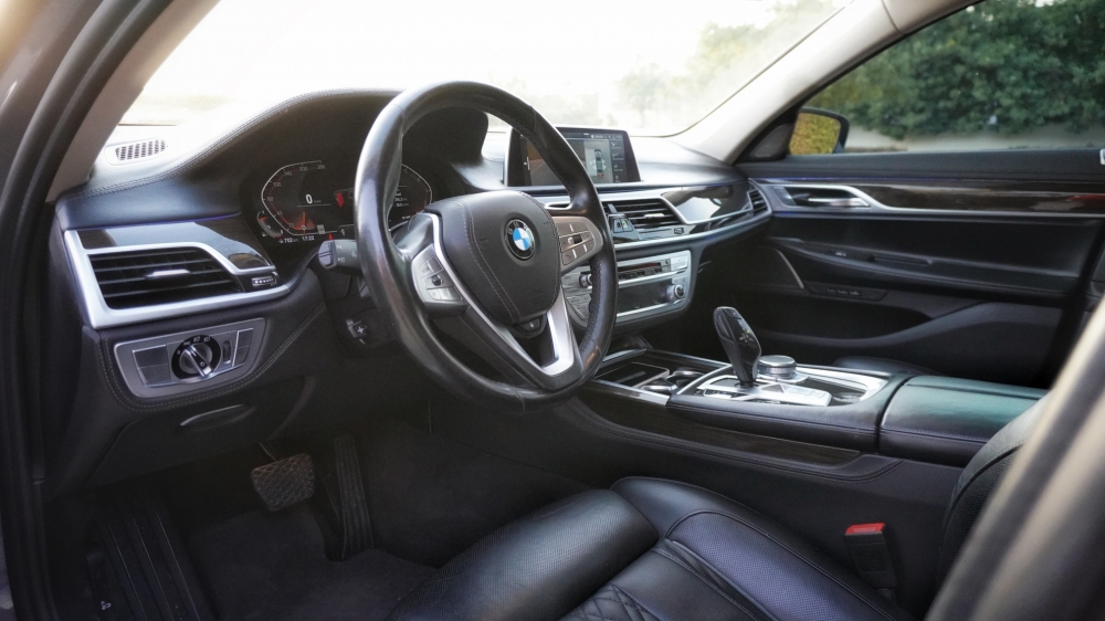 Gris metalizado BMW 740Li 2020