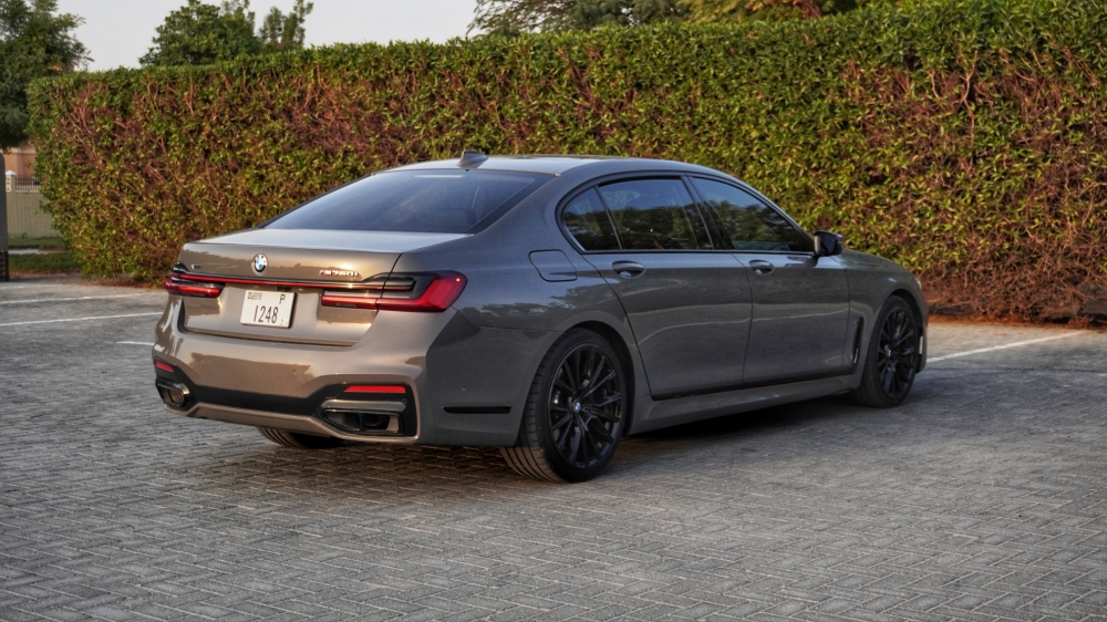 Серый металлик BMW 740Ли 2020 год