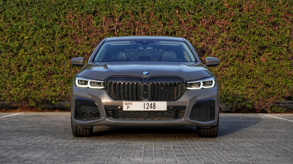 Metallisches Grau BMW 740Li 2020