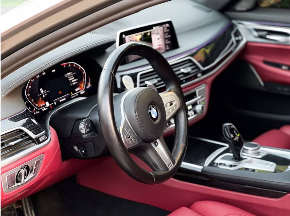 Черный BMW 740Ли 2021 год