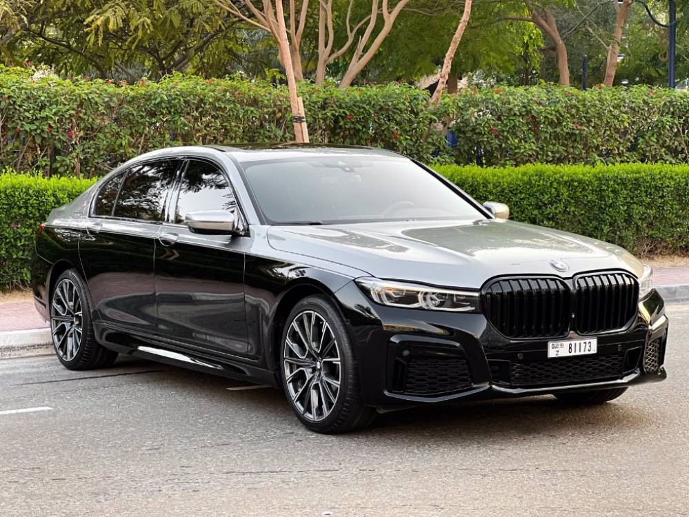 Черный BMW 740Ли 2021 год