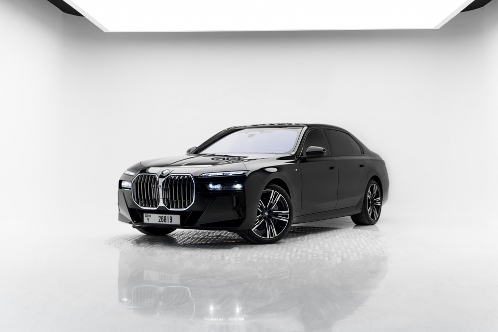 Черный BMW 740Ли 2023 год