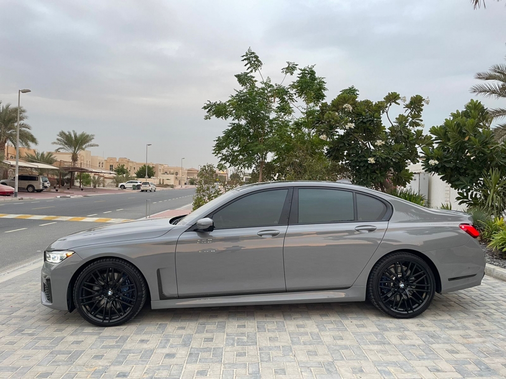 Серый металлик BMW 750Ли 2020 год