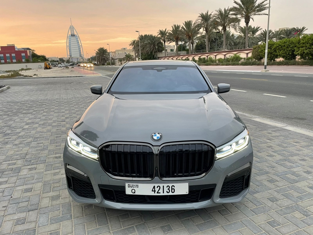 Gris metalizado BMW 750Li 2020