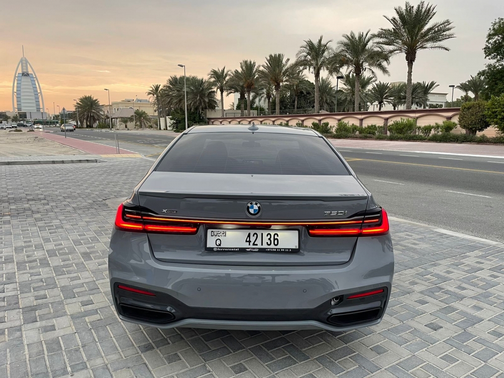 Metaalgrijs BMW 750Li 2020