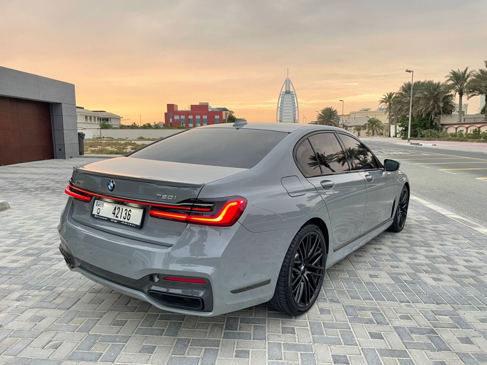 Metallisches Grau BMW 750Li 2020