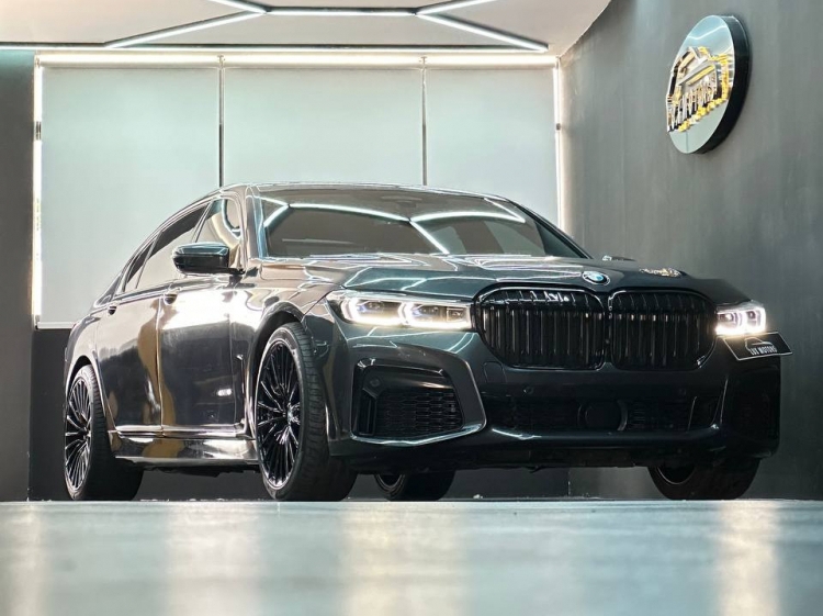 Mat grijs BMW 750Li 2020