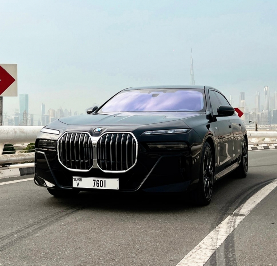 Черный BMW 760i 2024 год