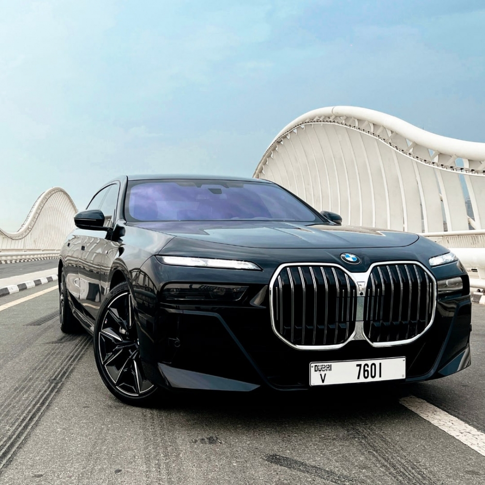 Черный BMW 760i 2024 год