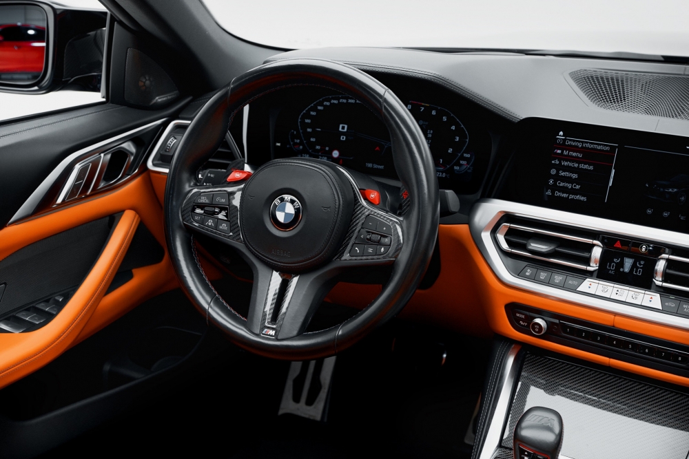 Blu BMW M4 Convertibile da competizione 2022