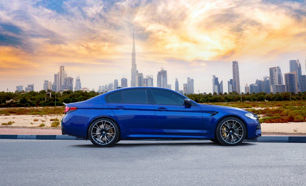 Голубой BMW Конкурс М5 2022 год