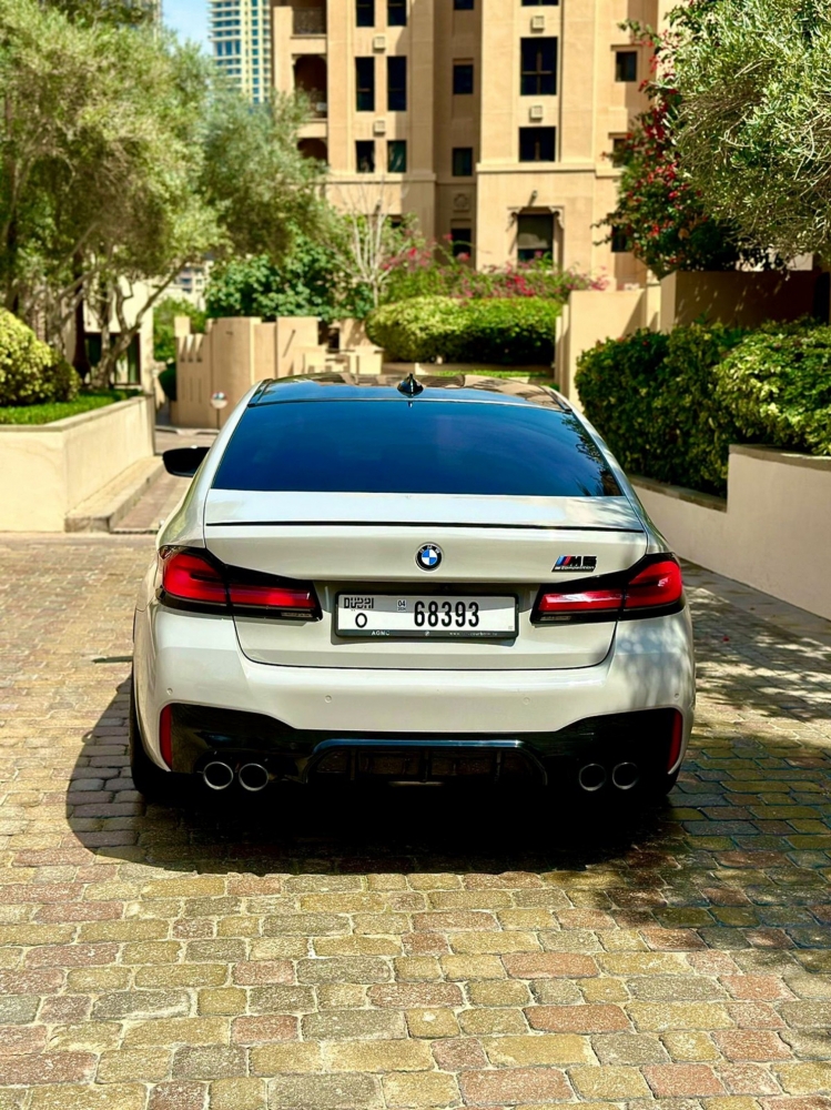 Metallisches Grau BMW M5-Wettbewerb 2022