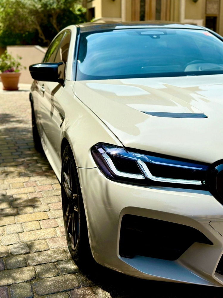 Серый металлик BMW Конкурс М5 2022 год