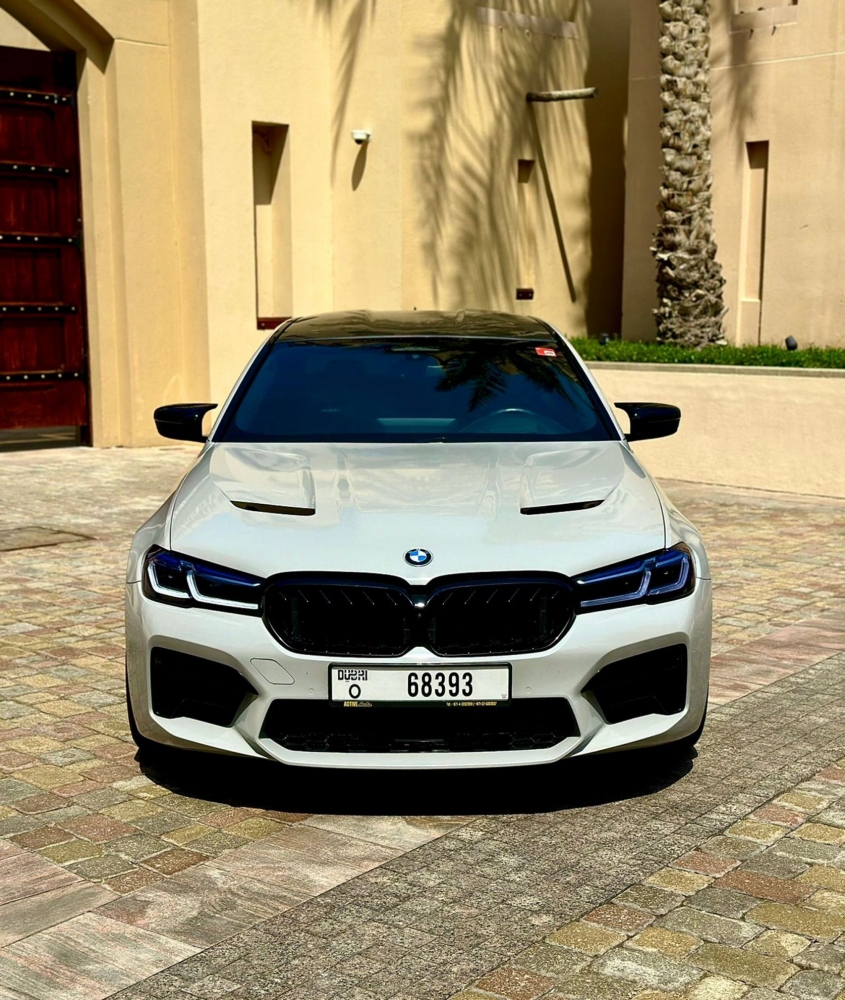 Metallisches Grau BMW M5-Wettbewerb 2022