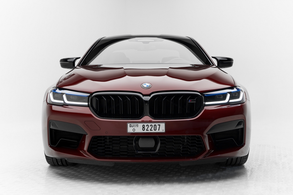 Красный BMW Конкурс М5 2023 год