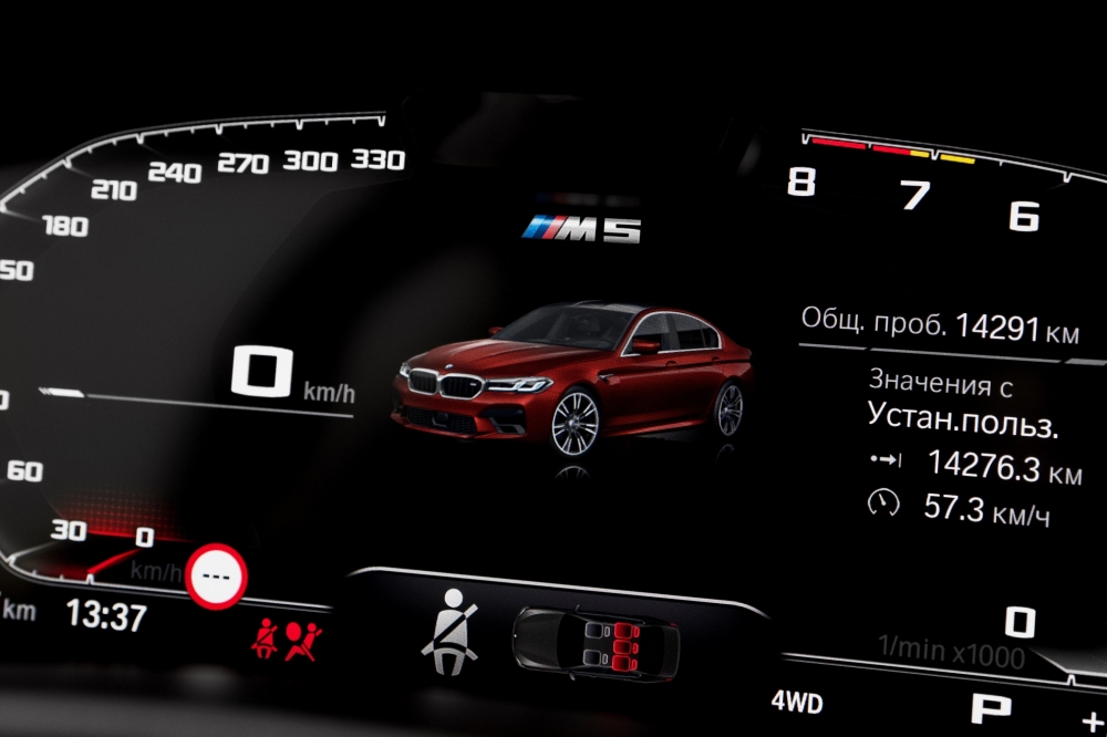 Красный BMW Конкурс М5 2023 год