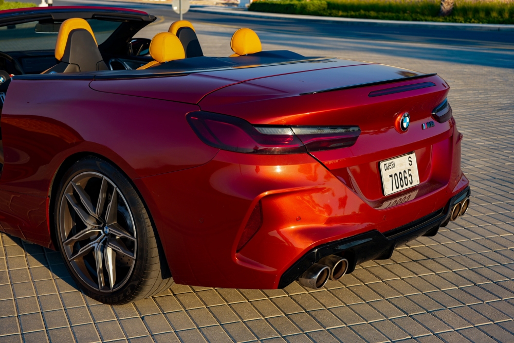 rojo BMW Descapotable de competición M8 2020
