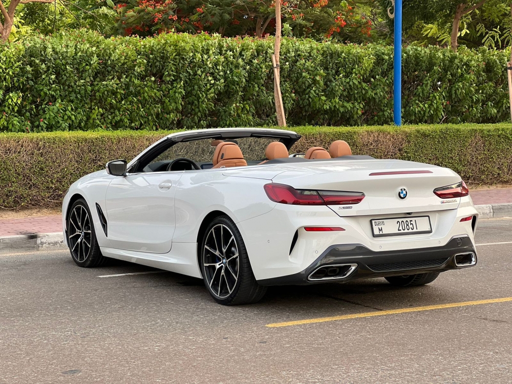 Белый BMW M850i Кабриолет 2021 год
