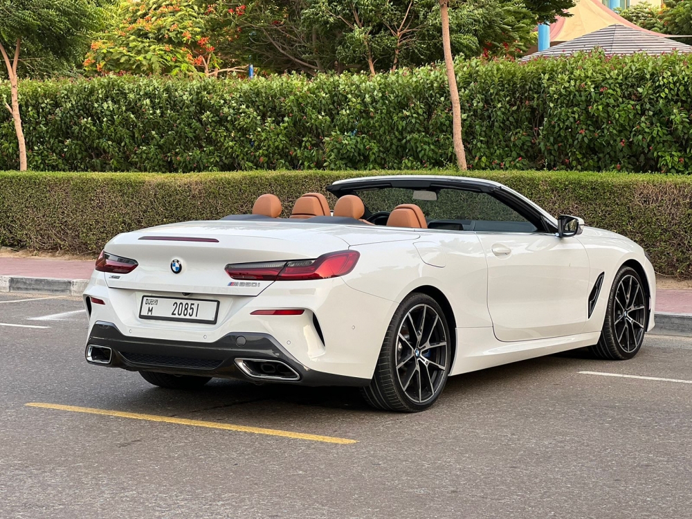 Beyaz BMW M850i Dönüştürülebilir 2021