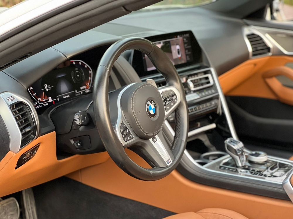 Белый BMW M850i Кабриолет 2021 год