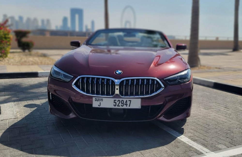 rouge BMW M850i Cabriolet 2021