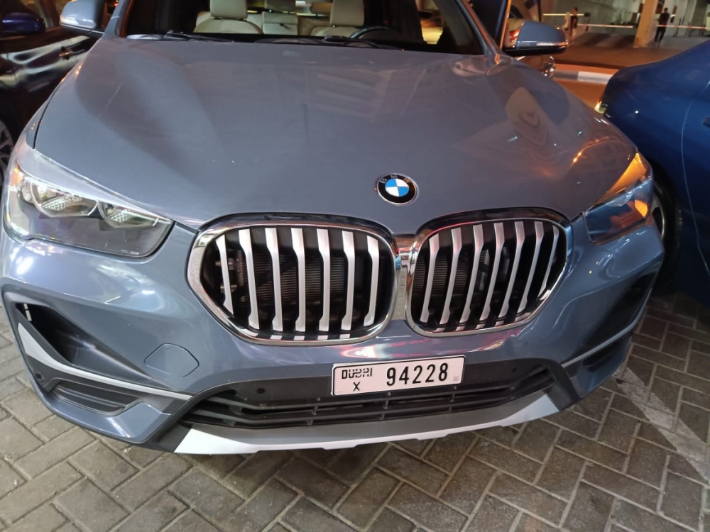 Dunkelgrau BMW X1 2021
