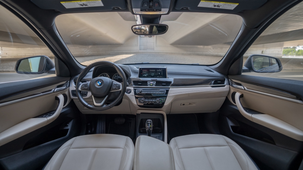 Koyu gri BMW X1 2021