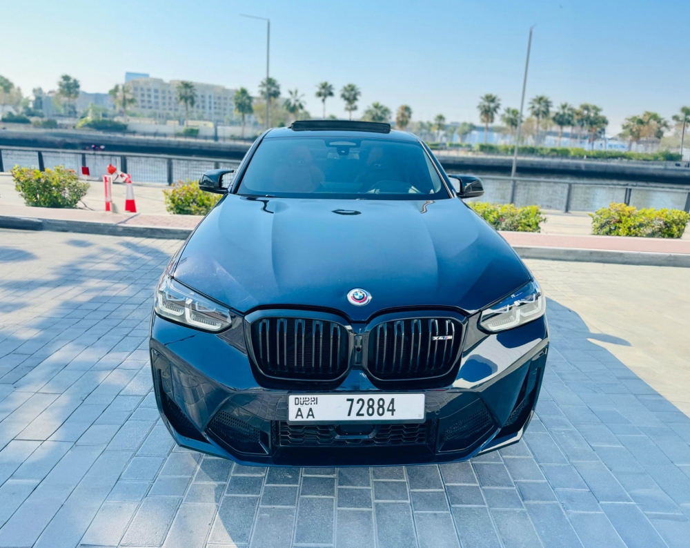 Siyah BMW X4 M Yarışması 2022