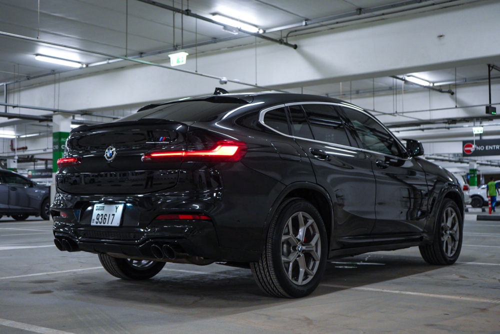 Siyah BMW X4 2020