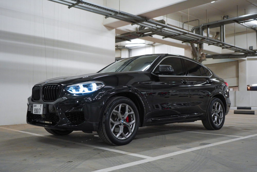 Черный BMW х4 2020 год