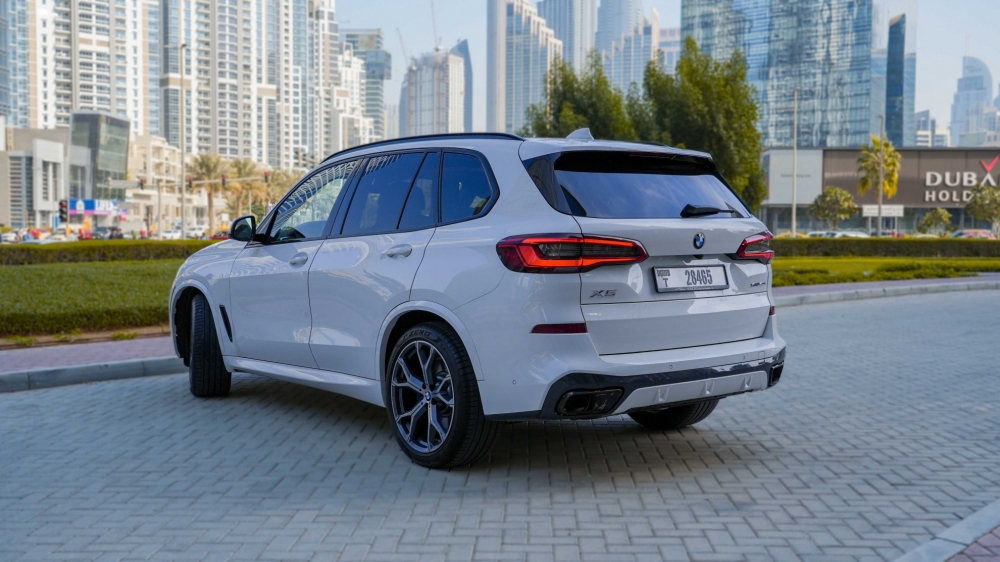 Белый BMW X5 М Мощность 2021 год