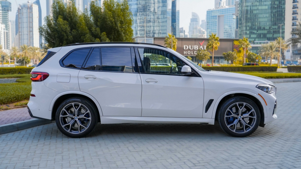 Белый BMW X5 М Мощность 2021 год