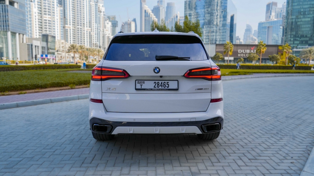 Blanco BMW X5 M de potencia 2021