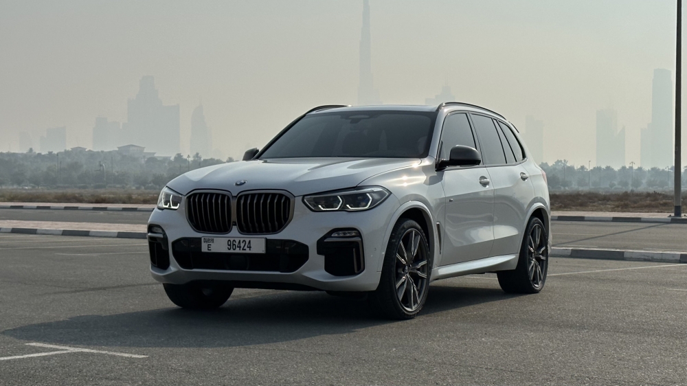 Белый BMW Х5 М50и 2021 год