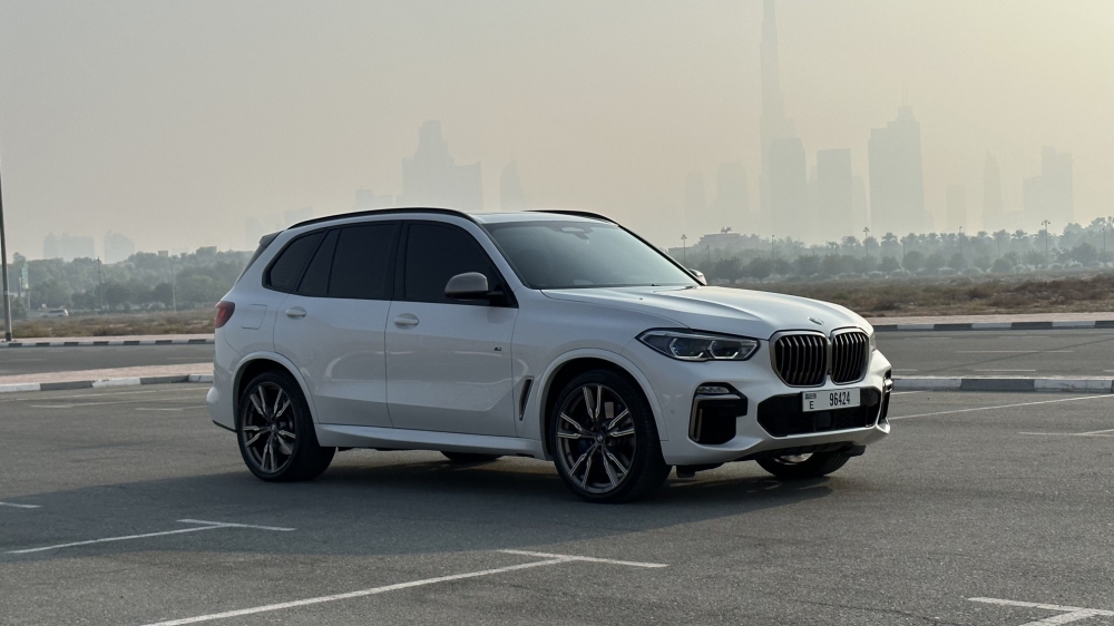 Белый BMW Х5 М50и 2021 год