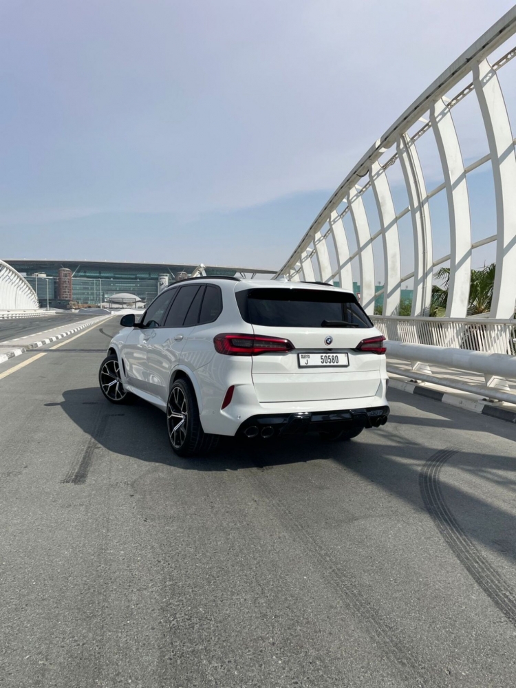 Белый BMW Х5 2020 год