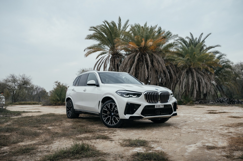 Белый BMW Х5 2021 год