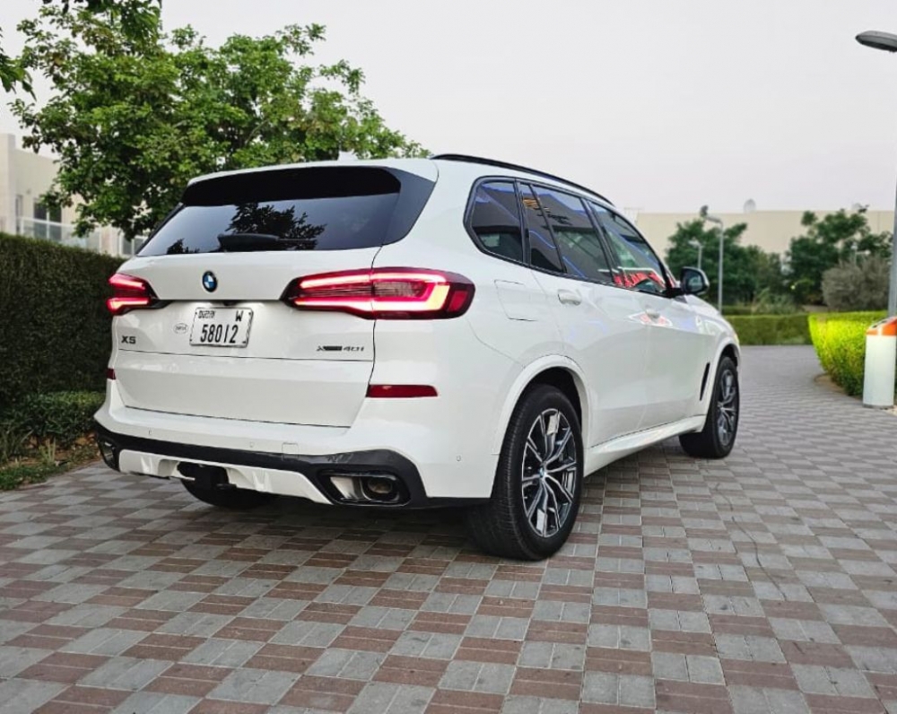 Белый BMW Х5 2023 год